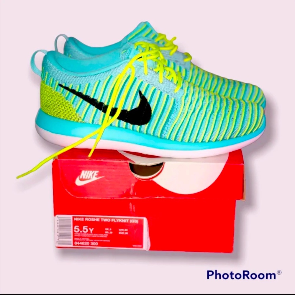 ✨NIB✨ WOMENS NIKE ROSHE TWO FLYKNIT SHOES •read info•